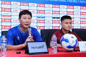 HLV Kim Sang-sik và thủ quân Quang Hải tại buổi họp báo