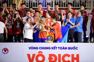 Ban tổ chức trao Cúp vô địch cho đội Công đoàn đoàn Ngân hàng Việt Nam. Ảnh: QUANG THỊNH