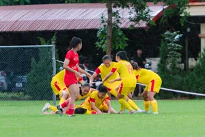Niềm vui của các cô gái TPHCM sau khi ghi bàn gỡ hòa 1-1.