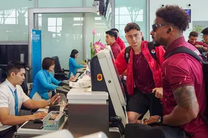 Xuân Son và Văn Lâm đang làm thủ tục xuất cảnh. Đây là hai cầu thủ nhiều kinh nghiệm của đội tuyển Việt Nam hiện nay.