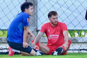 Tài Lộc phải tập riêng cùng bác sĩ Huy Thọ vào chiều 22-7. Ảnh: PHAN ÍCH