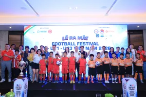 Ban tổ chức cùng các đơn vị tài trợ chụp hình lưu niệm với đại diện các cầu thủ nhí tham dự Festival.