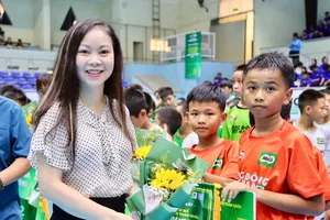 Bà Đinh Thị Thu Trang – Phó Tổng thư ký Liên đoàn bóng đá Việt Nam, đồng Trưởng Ban tổ chức giải trao cờ lưu niệm đến các đội tham dự vòng chung kết.