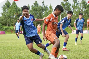 Các cầu thủ SHB Đà Nẵng vượt qua TPHCM sau màn rượt đuổi bàn thắng hấp dẫn.
