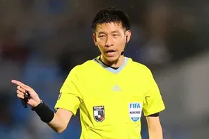 Trọng tài Hiroki Kasahara vốn được mệnh danh là "vua thẻ". Ảnh: AFLO SPORT