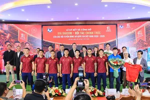 Lãnh đạo VFF, nhà tại trợ chụp hình lưu niệm cùng đại diện đội tuyển Việt Nam đến tham dự sự kiện.