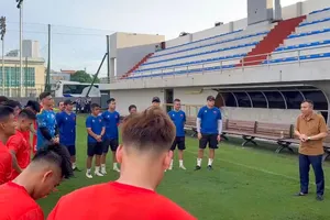 Chủ tịch VFF Trần Quốc Tuấn dặn dò các cầu thủ trước bưởi tập chiều 29-7. 