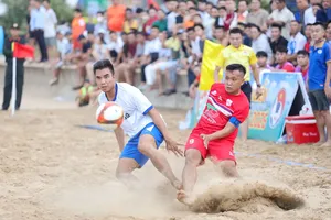 Đà Nẵng (áo trắng) thắng cách biệt 5-1 trước Tây Ninh ở trận bán kết.