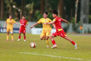 Dù thi đấu đầy nỗ lực nhưng Vạn Sự cùng các đồng đội không ngăn được trận thua đậm trước TPHCM I.