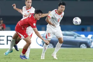 Thành Chung và Việt Anh đã "khóa" các tay săn bàn của đội chủ nhà. Ảnh: ANH KHOA