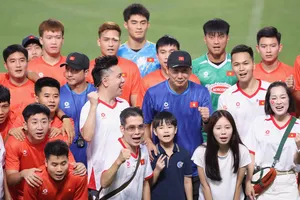Người hâm mộ giao lưu cùng đội tuyển Việt Nam trước buổi tập vào chiều 5-8. Ảnh: HẢI HOÀNG