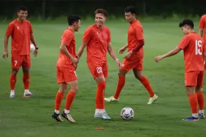 Việt Anh trên sâ tập cùng đồng đội chuẩn bị cho trận gặp Campuchia. Ảnh: HẢI HOÀNG
