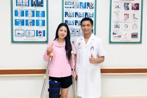 Trần Thị Duyên sau ca phẫu thuật tại Bệnh viện Trung ương Quân đội 108. Ảnh: NVCC