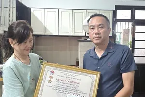 Lãnh đạo VFF thăm và trao tặng kỷ niệm chương đến HLV Phan Thanh Hùng tại nhà riêng.