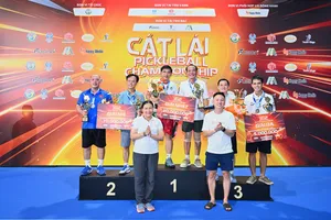 Ban tổ chức trao thưởng cho các vận động viên đoạt giải.
