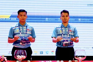 Đai diện BTC giải trong phần bốc thăm chia bảng cho các đội dự giải.