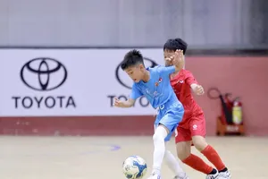 Các cầu thủ TPHCM thắng trận ra quân trước đội chủ nhà.