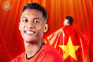Nguyễn Adou Legley Minh hoàn tất thủ tục nhập tịch. Ảnh: CAHN FC