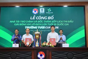 Lãnh đạo VFF và nhà tài trợ Trường Tươi tại lễ ký hợp đồng vào sáng 13-8.