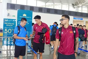 Các cầu thủ làm thủ tục tại sân bay Nội Bài