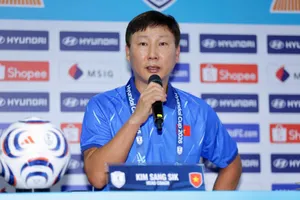 HLV Kim Sang-sik tự tin hướng đến mục tiêu cùng các học trò đạt kết quả tốt ở trận lượt đi. Ảnh: ĐOÀN NHẬT
