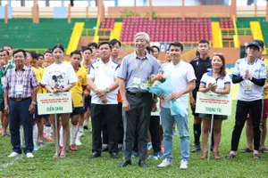 Đại diện Ban tổ chức trao hoa đến nhà tài trợ.