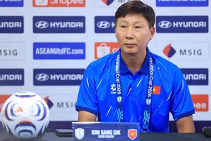 HLV Kim Sang-sik tại buổi họp báo trưa 18-8