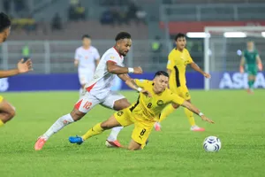 Xuân Son và các đồng đội đến gần mục tiêu bảo vệ ngôi vô địch (Ảnh: ĐỨC CƯỜNG)