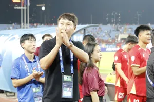 HLV Kim Sang-sik chào khán giả sau khi kết thúc trận đấu. Ảnh: MINH HOÀNG