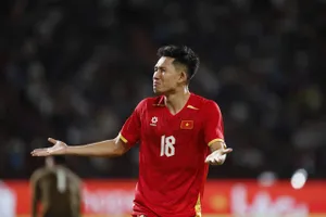 Hai Long một lần nữa ghi bàn trên sân Rajamangala. Ảnh: ANH KHOA