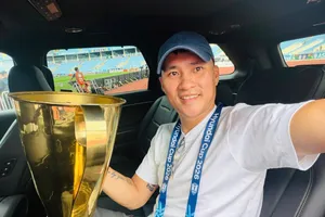 Lê Công Vinh bên cạnh chiếc Cúp vô địch ASEAN Cup 2026