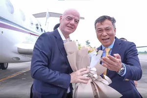 Chủ tịch VFF Trần Quốc Tuấn đón Chủ tịch FIFA Gianni Infantino tại sân bay Nội Bài