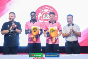 Trưởng đoàn kiêm Giám đốc điều hành Phạm Minh Anh cùng HLV trưởng Arthur trao hoa chúc mừng hai cầu thủ Wiliams Minh Hoàng và Olaha Mạnh Đức. Ảnh: CLB 