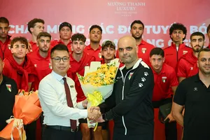 Lãnh đạo Sở Văn hóa, Thể thao và Du lịch tỉnh Phú Thọ trao hoa chúc mừng đội tuyển U20 Palestine.