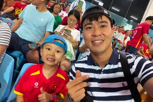 Duy Mạnh và con trai đến sân Mỹ Đình cổ vũ cho các đồng đội ở trận chung kết lượt về ASEAN Cup 2026 (Ảnh: FBNV)