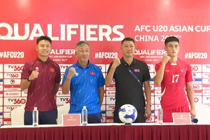 HLV Yutaka Ikeuchi (áo xanh) quyết tâm cùng U20 Việt Nam tham dự VCK U20 châu Á 2027. Ảnh: ĐOÀN NHẬT