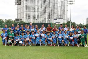 Lãnh đạo VFF chụp hình lưu niệm cùng đội tuyển nữ Việt Nam trên sân tập ngày 31-8. Ảnh: ĐOÀN NHẬT