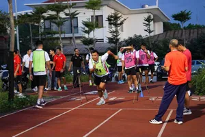 Các trọng tài, trợ lý trọng tài trong phần kiểm tra thể lực. Ảnh: VPF