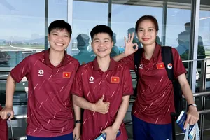 Tuyết Ngân (giữa) cùng các đồng đội lên đường sang tập huấn tại Trung Quốc vào ngày 2-9. Ảnh: ĐOÀN NHẬT