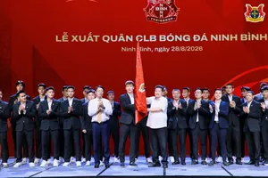 Lãnh đạo Câu lạc bộ Ninh Bình trao cờ xuất quân tham dự mùa bóng 2026-2027 cho đội trưởng Hoàng Đức (Ảnh: CAO OANH)