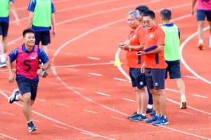 Các trọng tài trong phần kiểm tra thể lực. Ảnh: ĐOÀN NHẬT