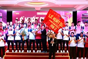 Ông Nguyễn Văn Thanh Huy, Phó Tổng Giám đốc Tập đoàn Becamex trao cờ xuất quân đến tập thể CLB Becamex TPHCM tại lễ xuất quân. Ảnh: KHẢ HÒA