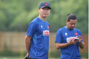 HLV Kim Sang-sik về nước 1 tuần chịu tang cha.