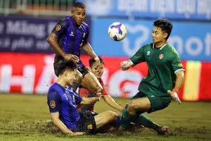 HA.GL trắng tay trong trận "thủy chiến" trên sân nhà trước Hải Phòng. Ảnh: ĐÔNG HUYỀN
