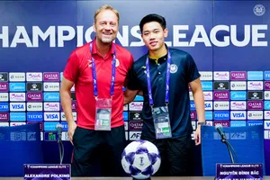 HLV Polking và Đình Bắc tại buổi họp báo ngày 14-9. Ảnh: CAHN FC