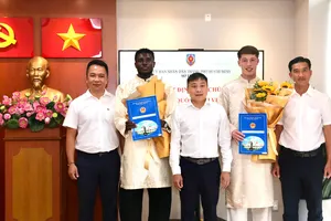 Lãnh đạo CLB Công An TPHCM trao hoa chúc mừng Olaha Mạnh Đức và Williams Minh Hoàng. Ảnh: DUY ANH