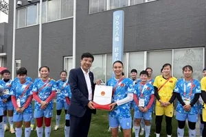 Ông Nguyễn Trường Sơn – Tổng Lãnh sự Việt Nam tại Osaka trao quà kỷ niệm đến đội tuyển nữ Việt Nam tại buổi gặp. Ảnh: VFF