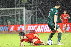 Đình Bắc nằm ôm chân sau pha phạm lỗi của Tấn Sinh. Ảnh: CAHN FC