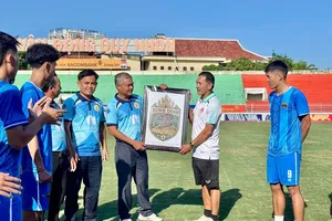 HLV Lê Minh Mính cùng Bình Định FC tại lễ xuất quân. Ảnh: CLB