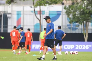 HLV Kim Sang-sik đối diện bài toán khó về lực lượng trong những ngày cuối năm. Ảnh: VFF